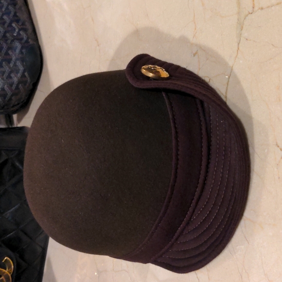 Febulous GUCCI round hat in brown with gold button - Picture 2 of 10